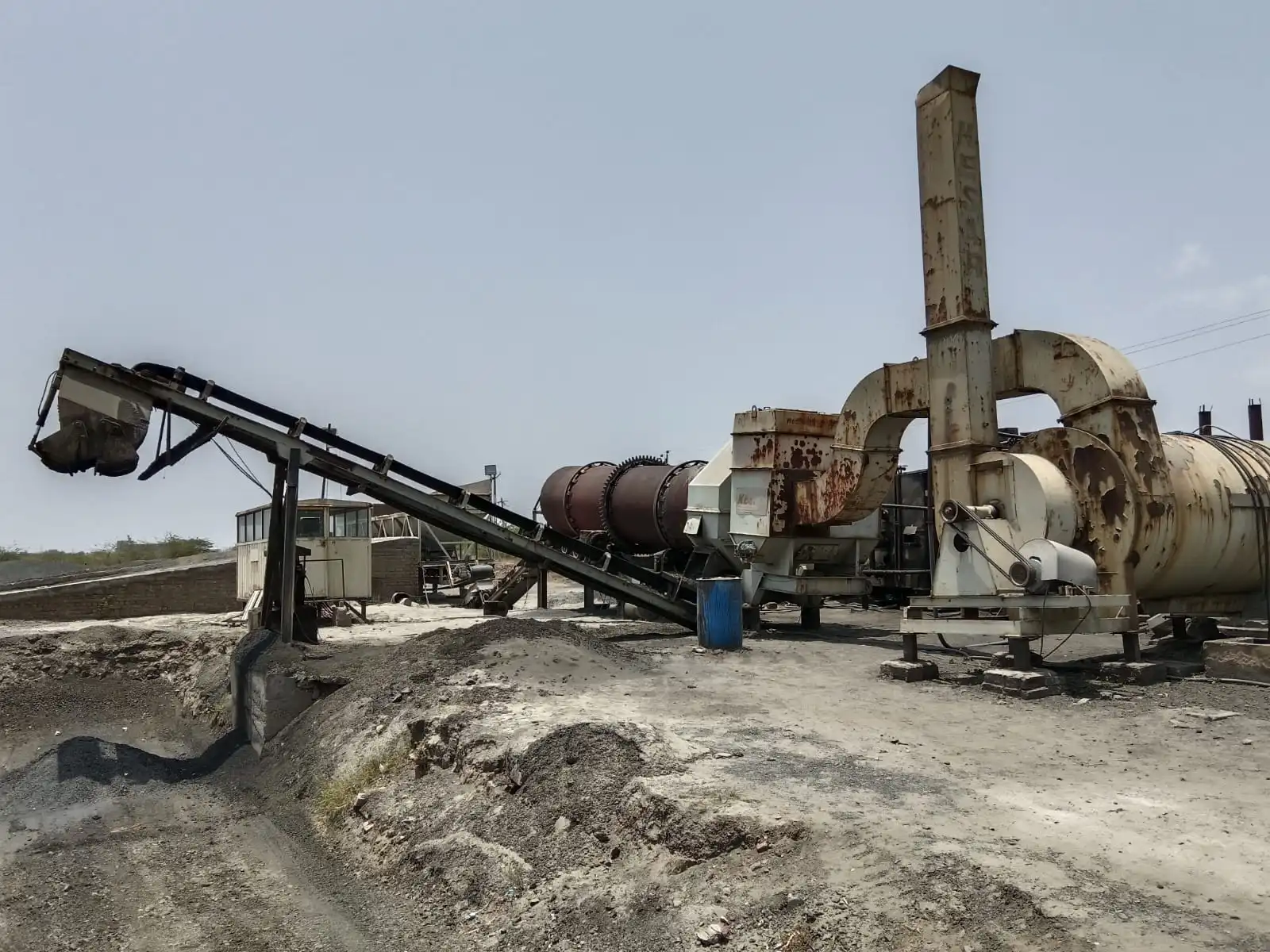Khevna asphalt plant with feed conveyor